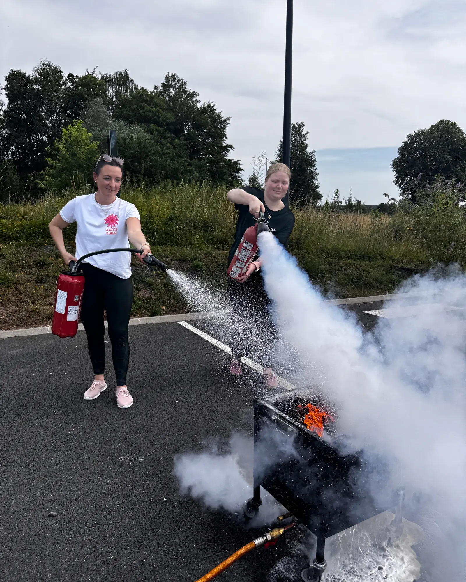 Exercice d’extinction sur feu réel lors d’une formation Manipulation des extincteurs