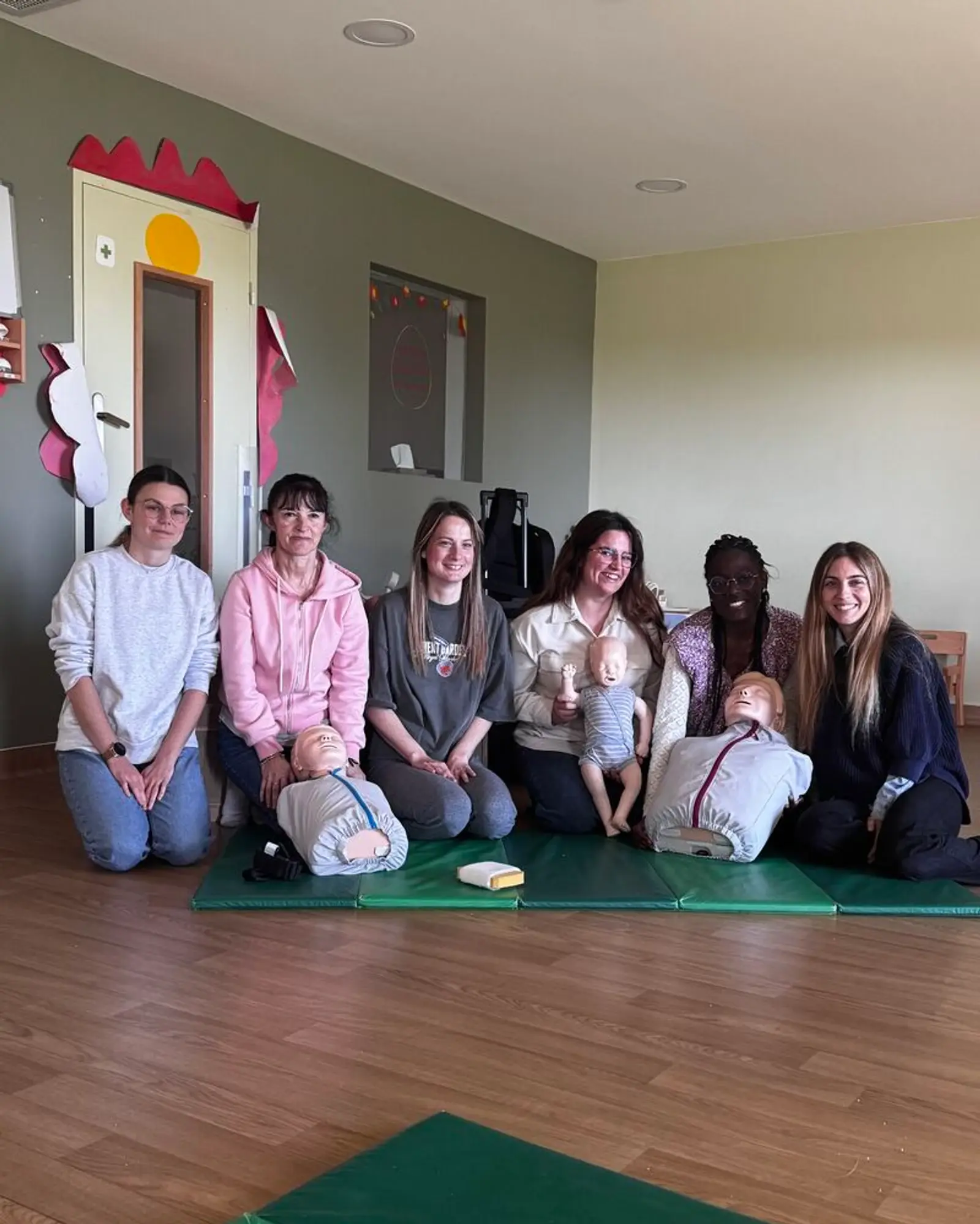 Équipe d’une crèche réunie avec les mannequins de secourisme à l’issue de la formation