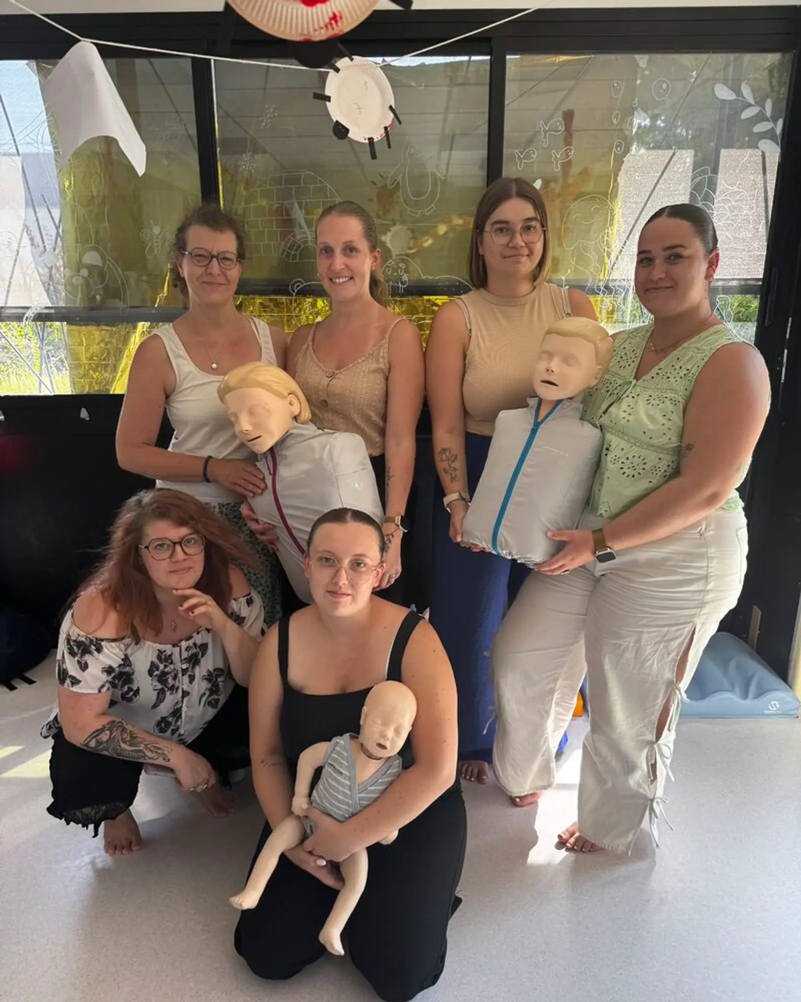 Stagiaires posant avec les mannequins nourrisson et adulte en fin de session