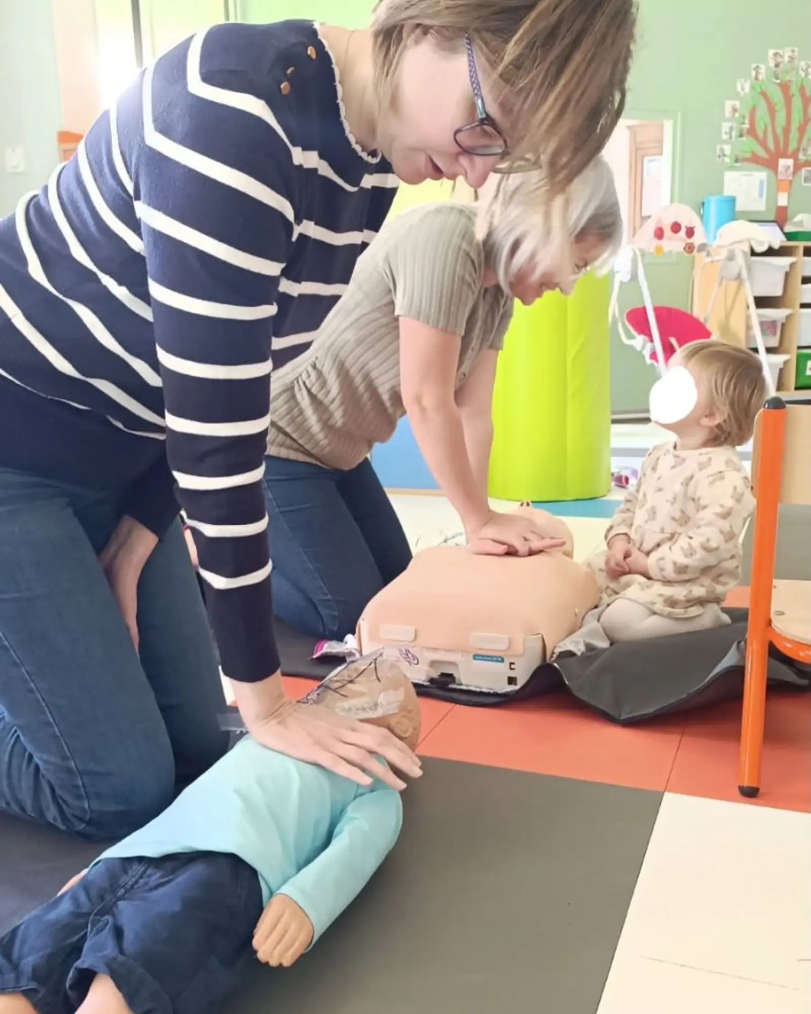 Démonstration du massage cardiaque sur mannequin nourrisson pendant la formation