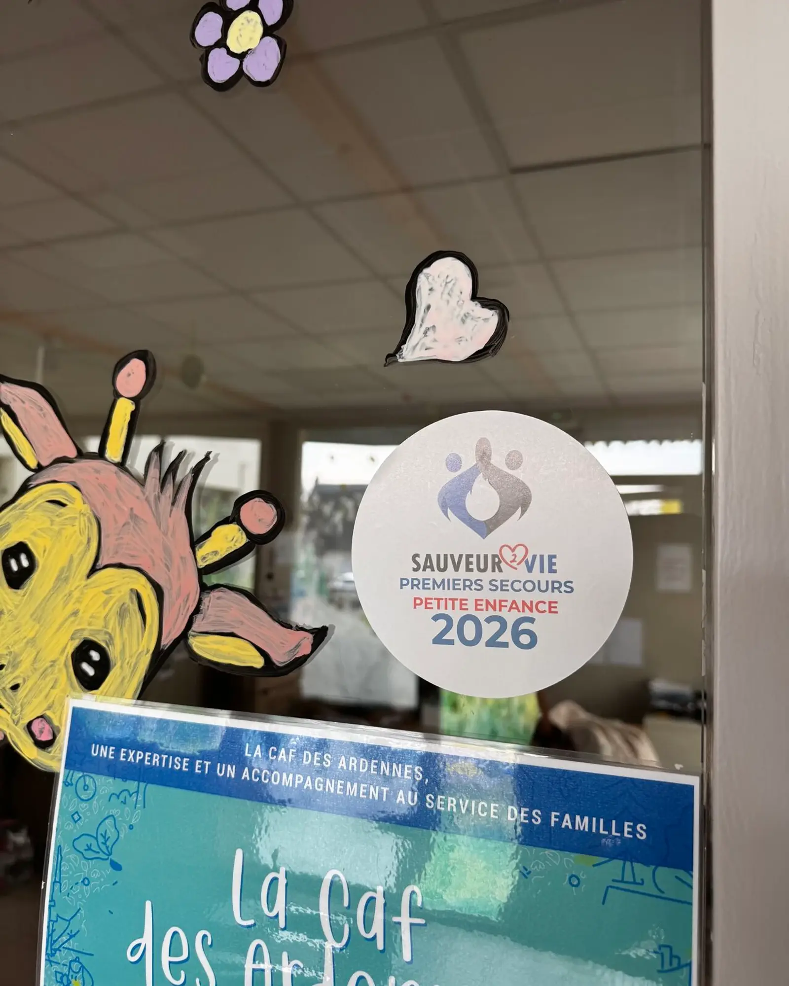 Vitrine d’une structure affichant la certification Premiers Secours Petite Enfance 2026