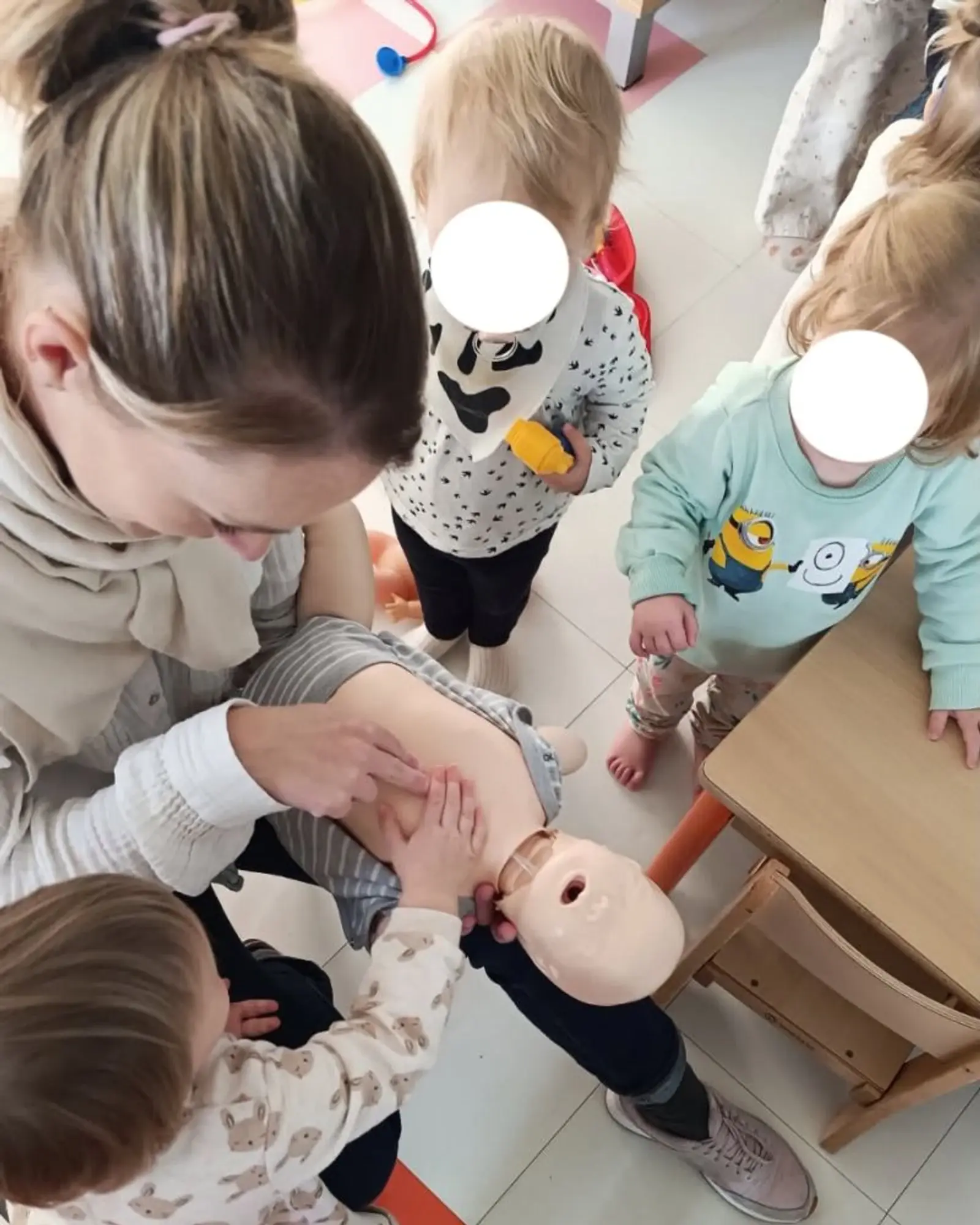 Mise en situation de massage cardiaque sur mannequin nourrisson en crèche