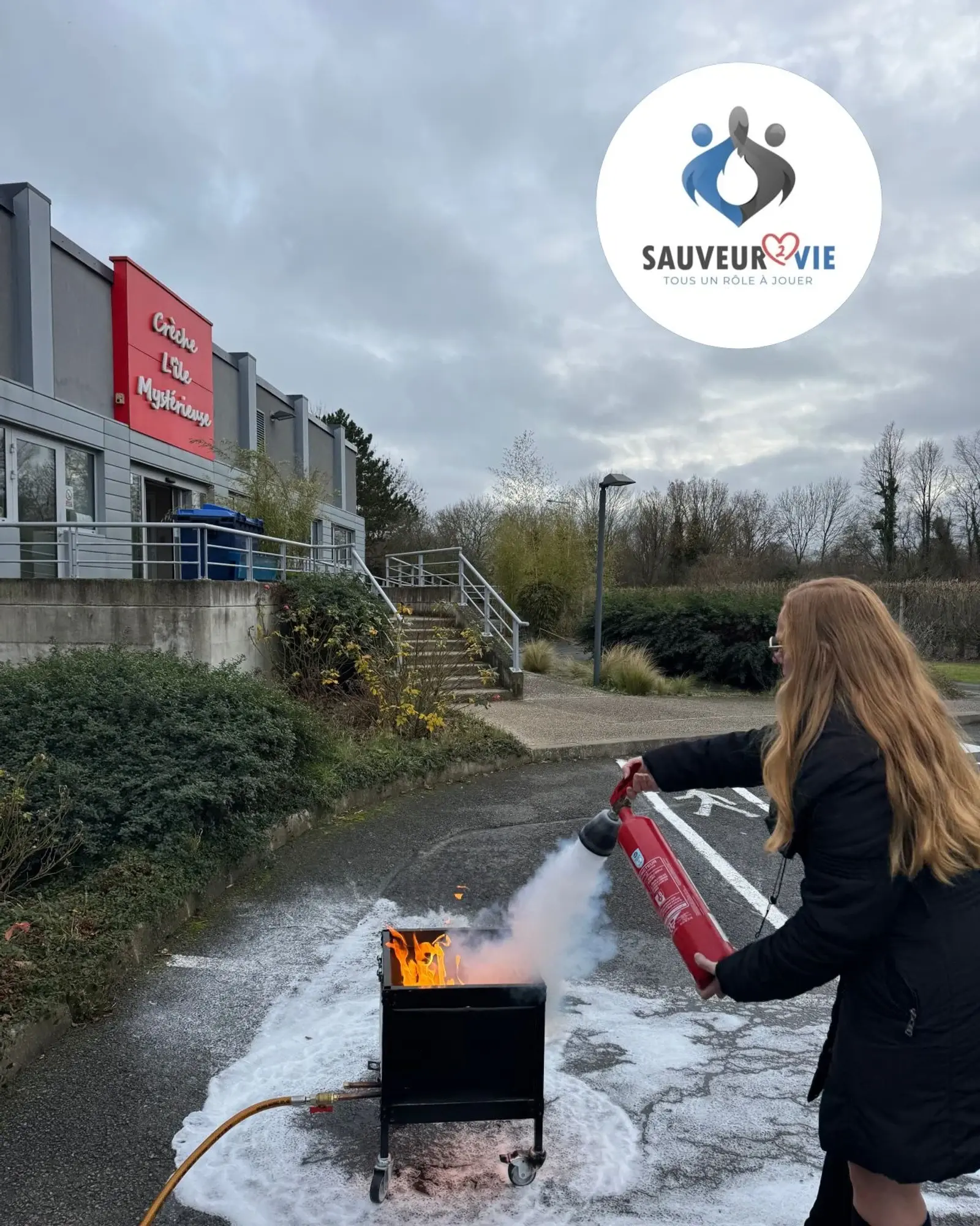 Exercice de manipulation d’extincteur devant les locaux de la structure