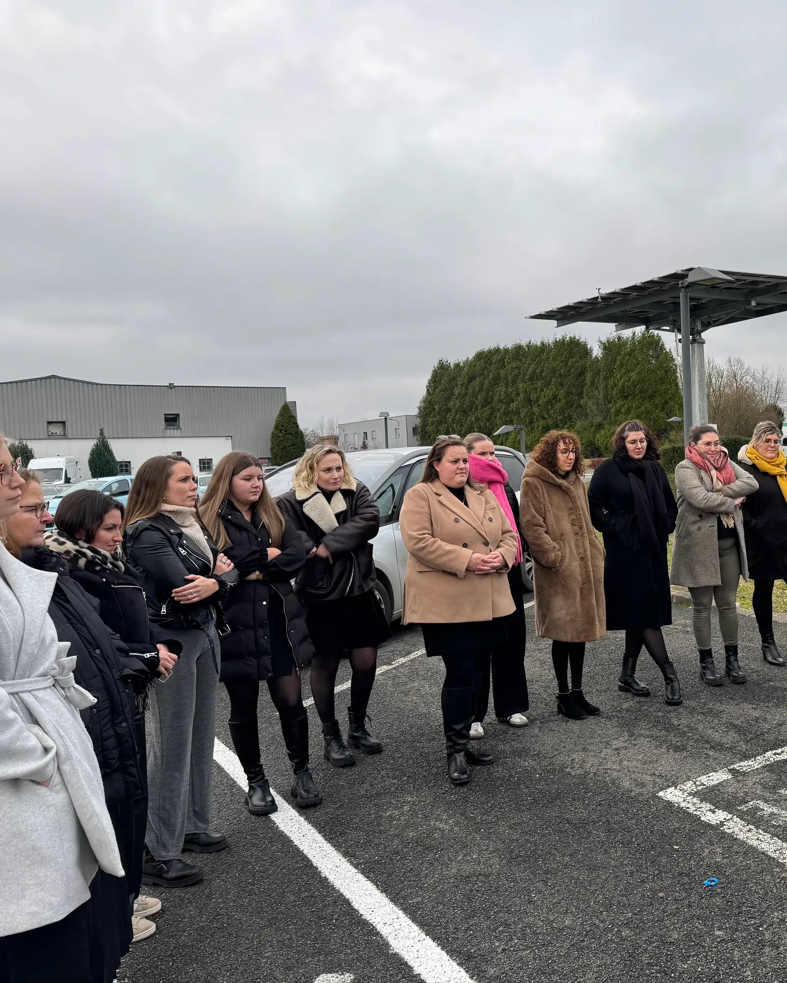 Groupe de stagiaires rassemblé pour l’exercice extincteurs en extérieur