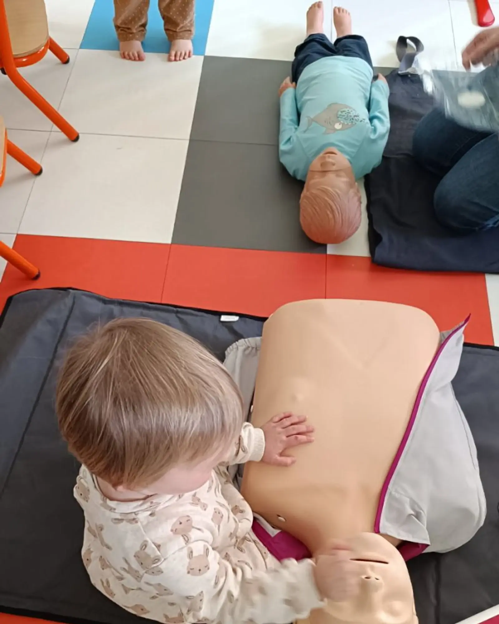 Mannequin nourrisson installé pour l’entraînement aux gestes d’urgence