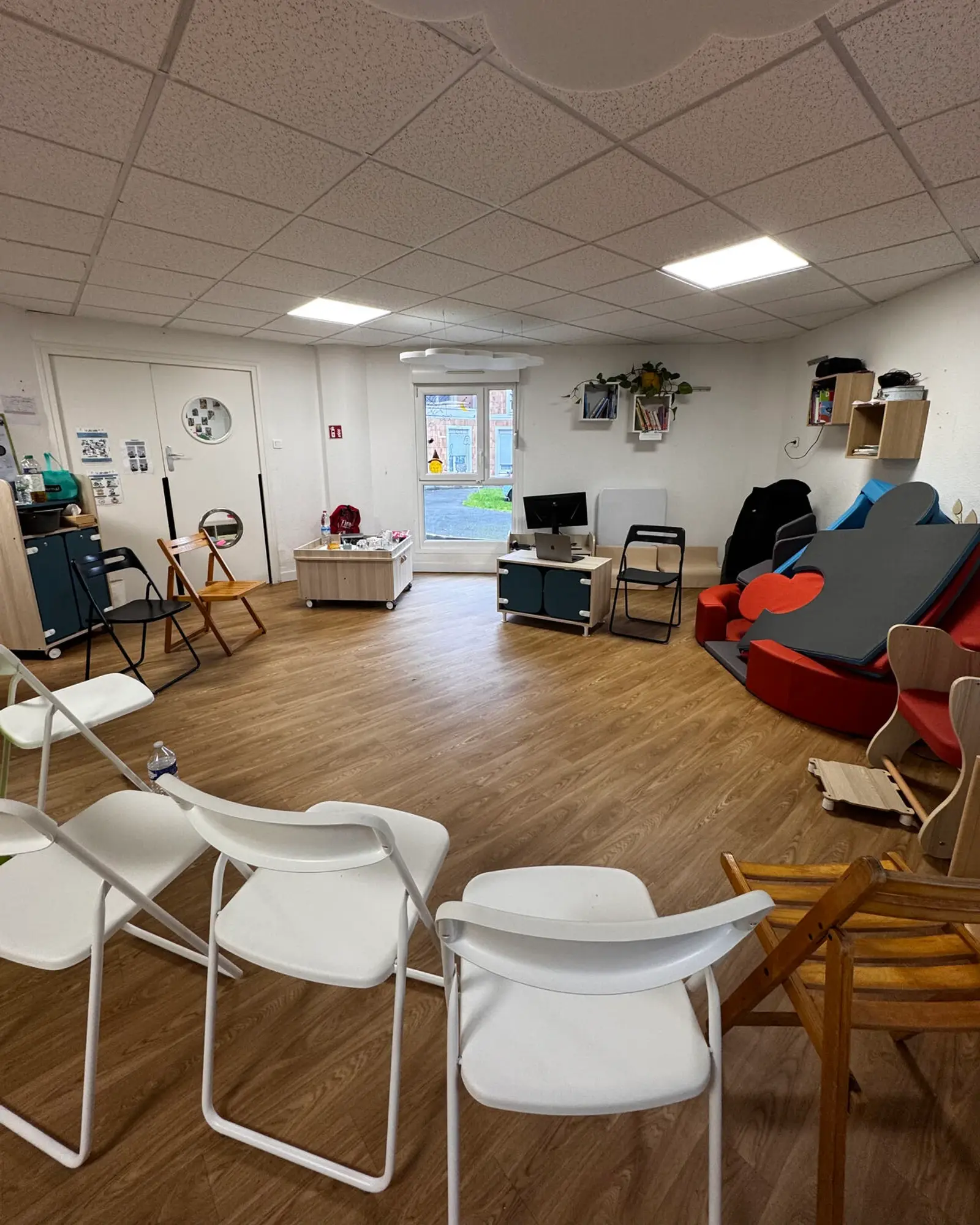 Salle préparée pour accueillir une session de formation en intra